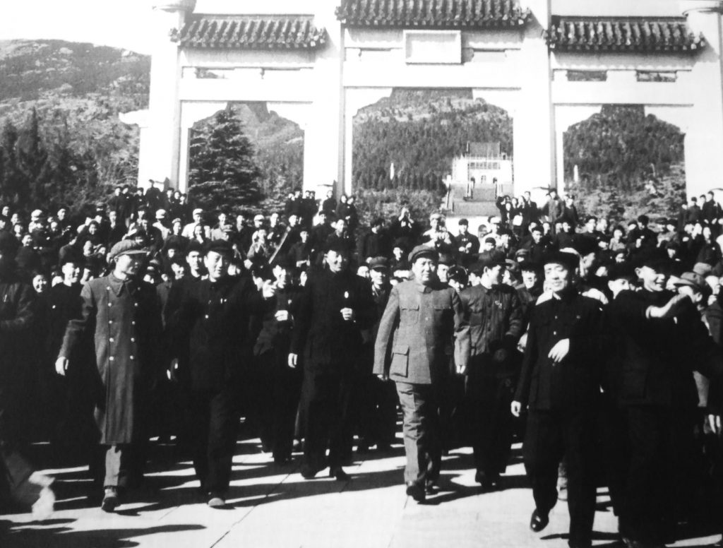 1953年毛泽东谒陵