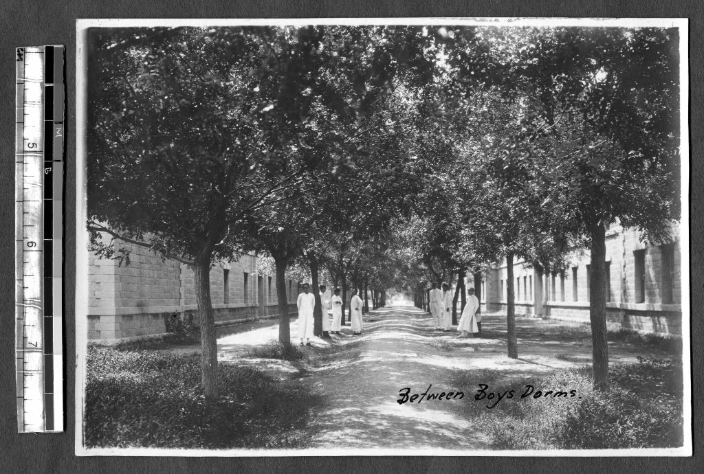 1913，号院。原为男生宿舍，今为留学生宿舍楼。