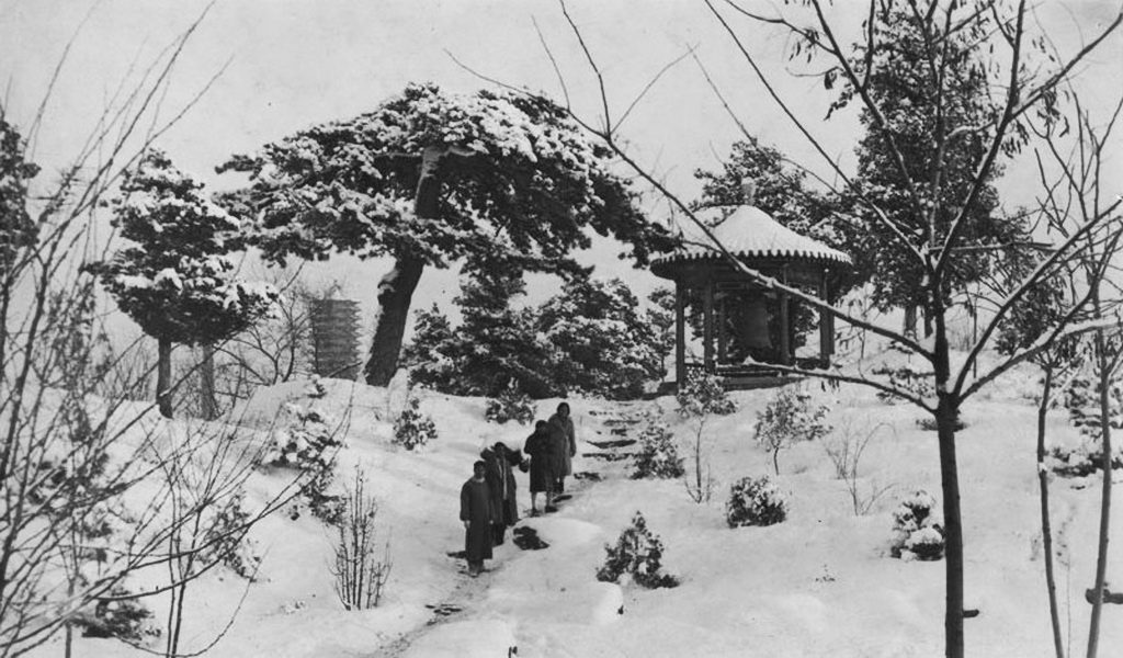 1931，燕京大學校園。博雅塔、鐘亭、小山、雪。